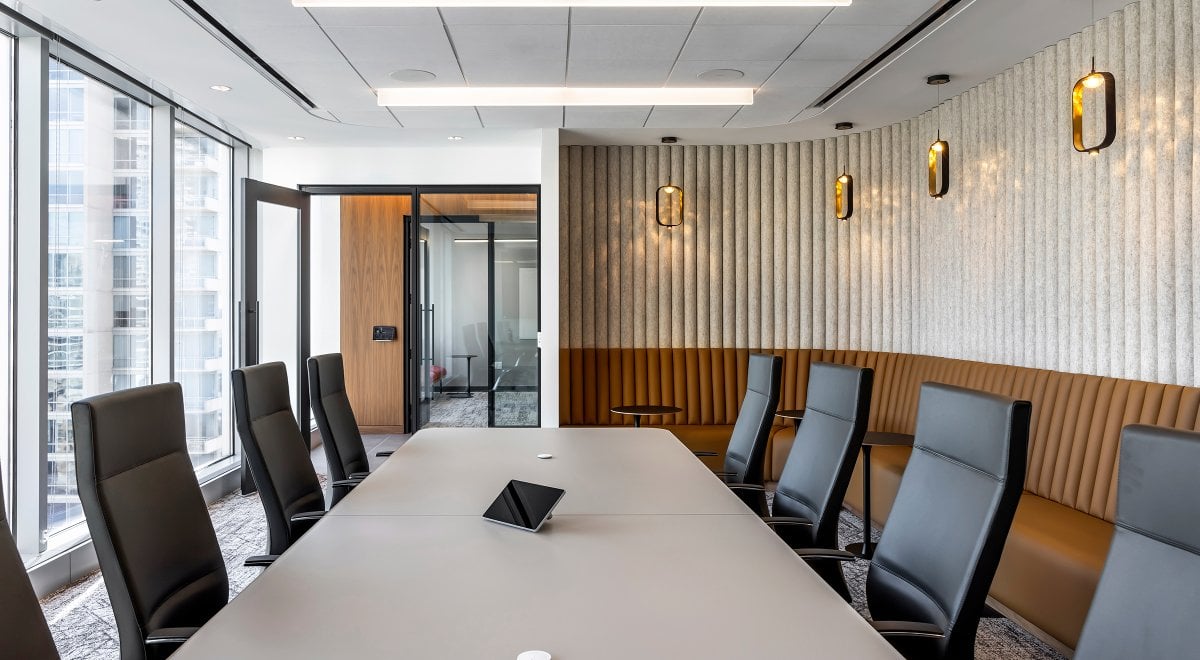 ARO Plank 1 on curved walls in 150 Weiß