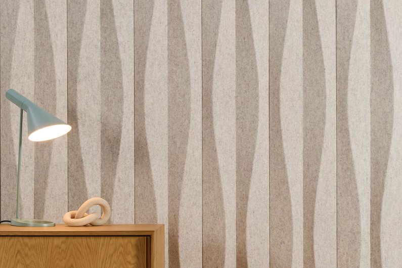 Drift in 150 Weiß with Credenza and Lamp