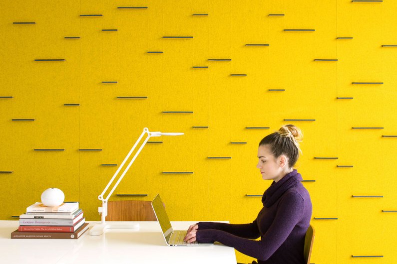 Horizontal Bar in 274 Senf with woman at desk